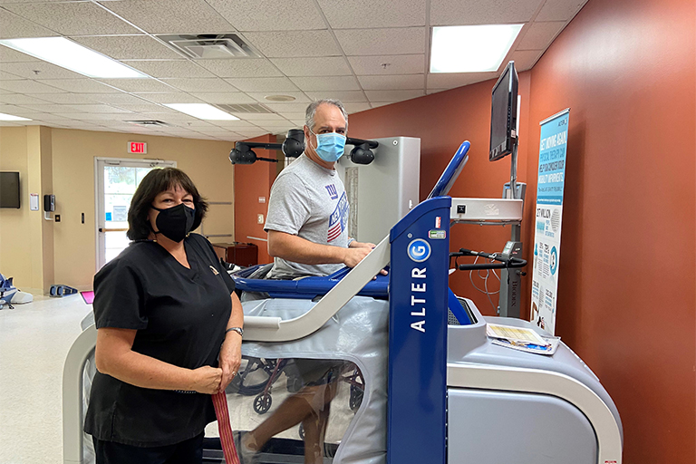 Paul using the AlterG with Jan McKinnon, physical therapist